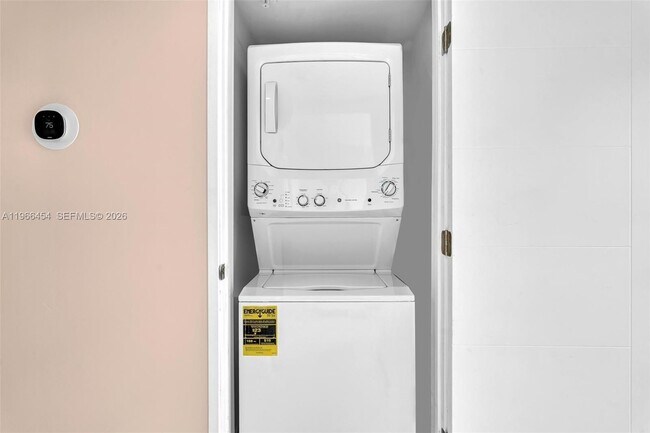 Building Photo - 9901 E Bay Harbor Dr