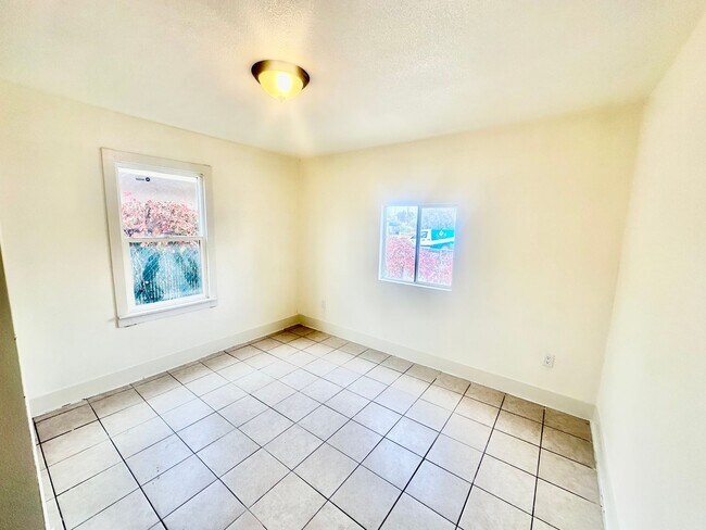 Building Photo - Newly Updated 2/1 in Madera