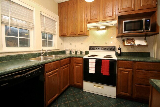 Building Photo - Charming 1950s Home Just Minutes from Downtown Harrisonburg!