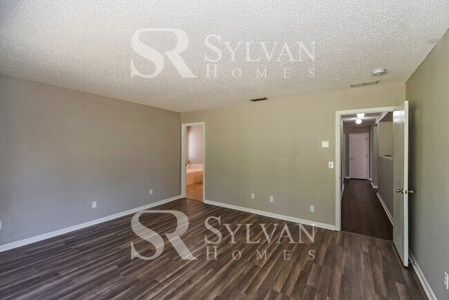 Building Photo - This charming home is move-in ready