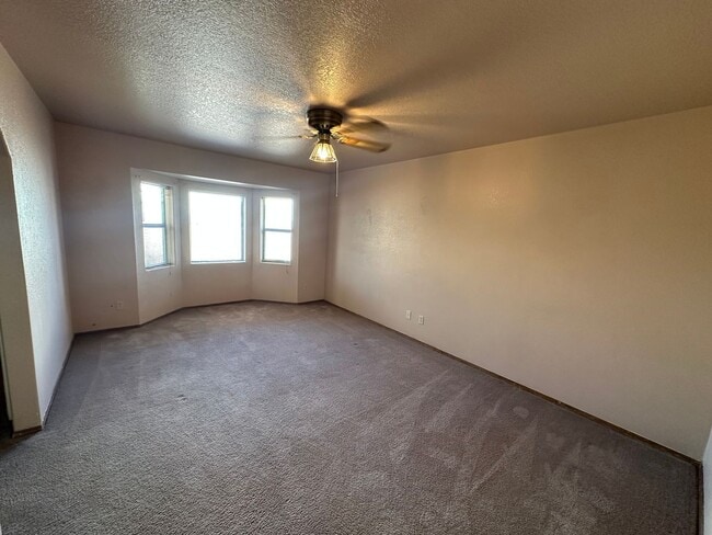 Building Photo - Cute 2 bedroom, 2 bathroom home with firep...