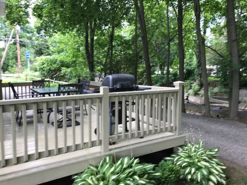 Building Photo - 390 Main St