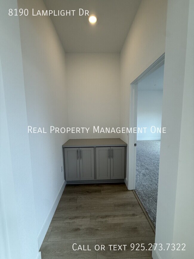 Building Photo - 8190 Lamplight Dr