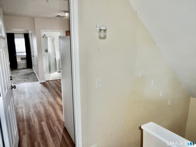 Building Photo - 518 Midland St