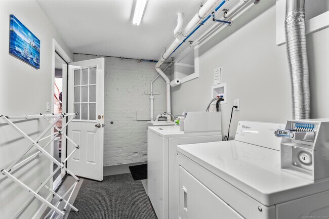 Building Photo - 548 Ferry St