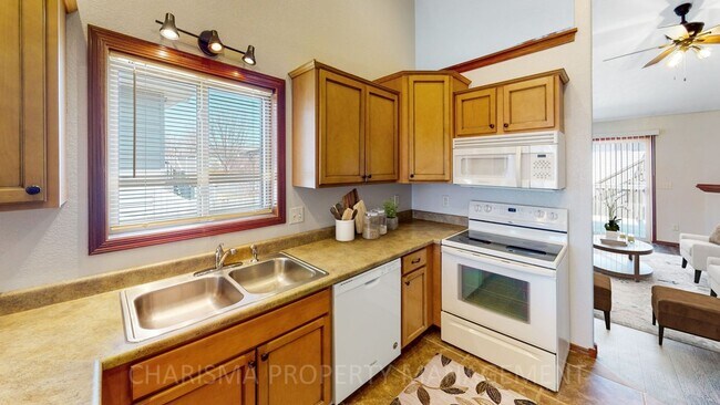 Building Photo - RARE TO FIND 4 BEDROOM, 2 BATH TOWN HOME, ...