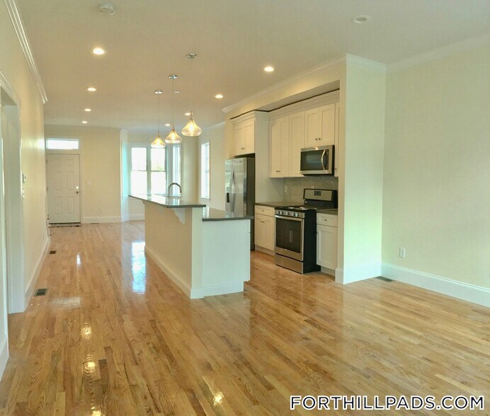 Building Photo - 130 Roxbury St