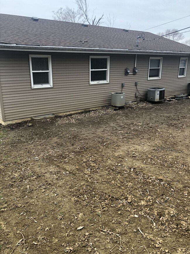 Building Photo - 1528-1530 Seminole Ave NW Cedar Rapids, IA...