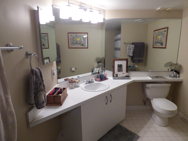 Bathroom - 1029 N Stuart St