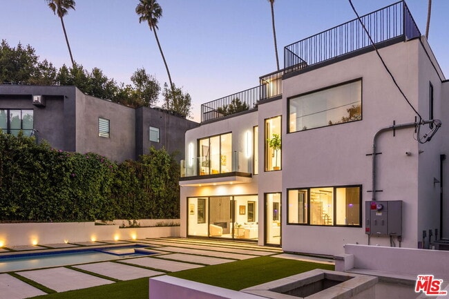 Building Photo - 12700 Montana Ave