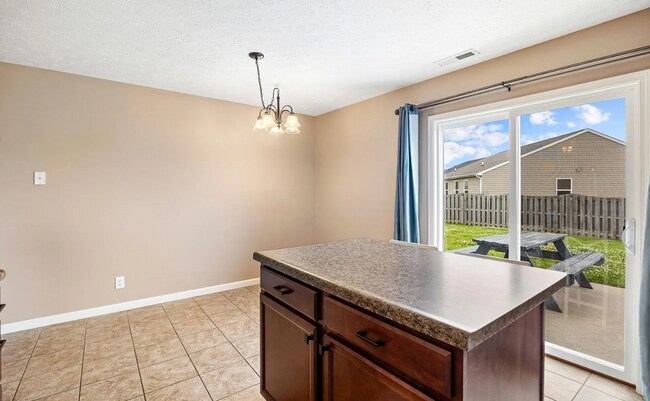 Building Photo - 3185 Fleming Dr
