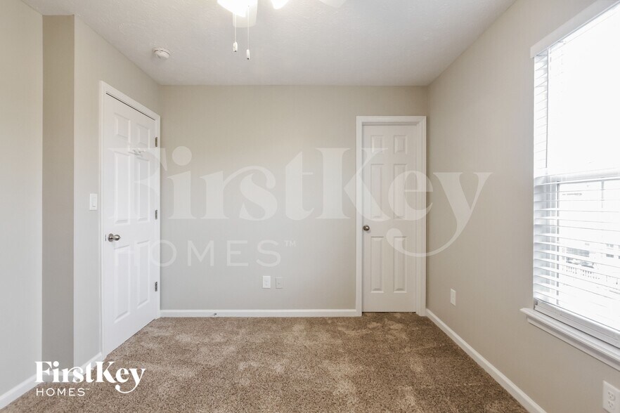 Building Photo - 10483 Day Star Dr