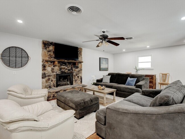 Building Photo - 3511 Corto Ave