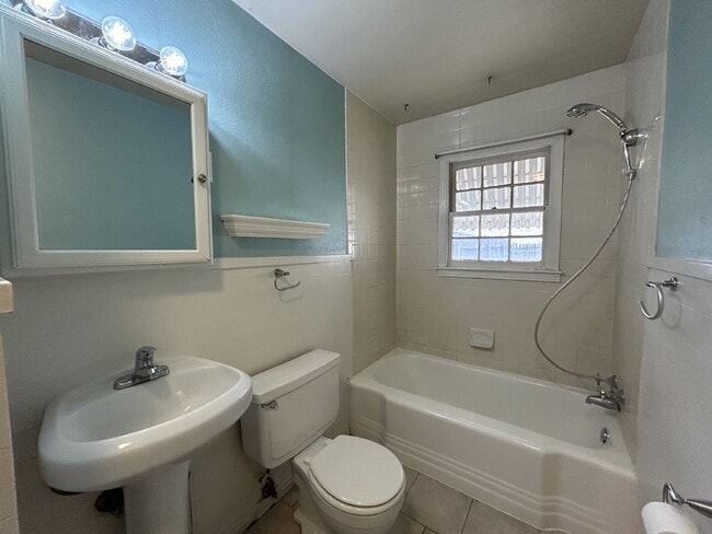 Building Photo - Charm, Comfort and Convenience!