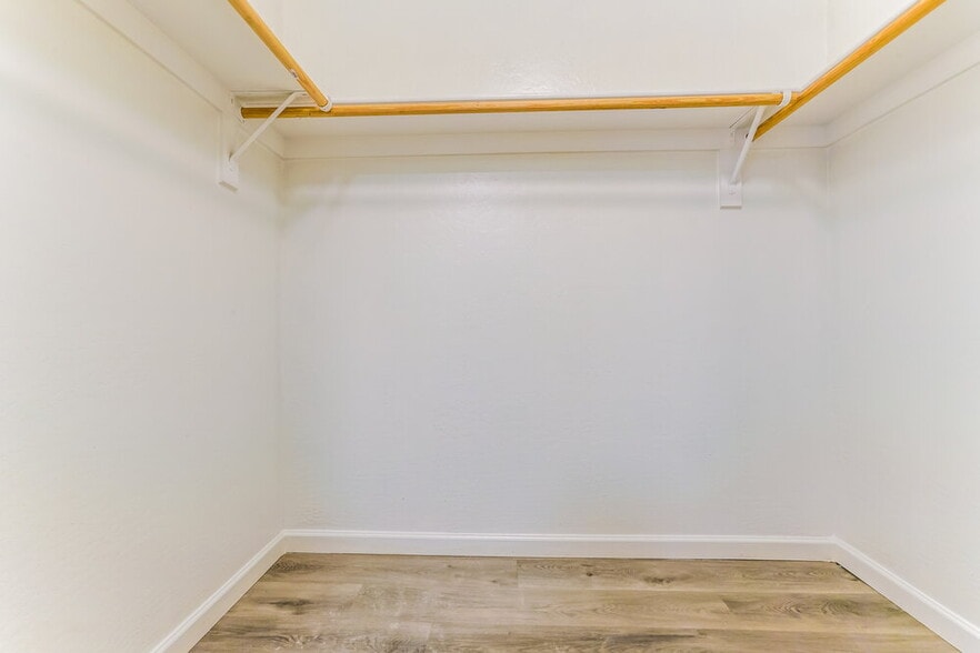 Building Photo - 12031 W Dahlia Dr