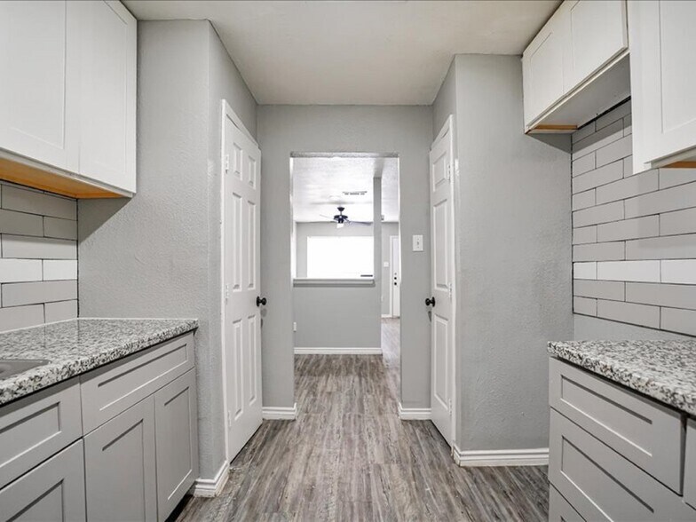 Building Photo - 5175 Lavender St