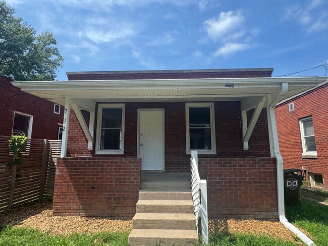 Primary Photo - 2 bed 2 bath Bungalow in South Lincoln