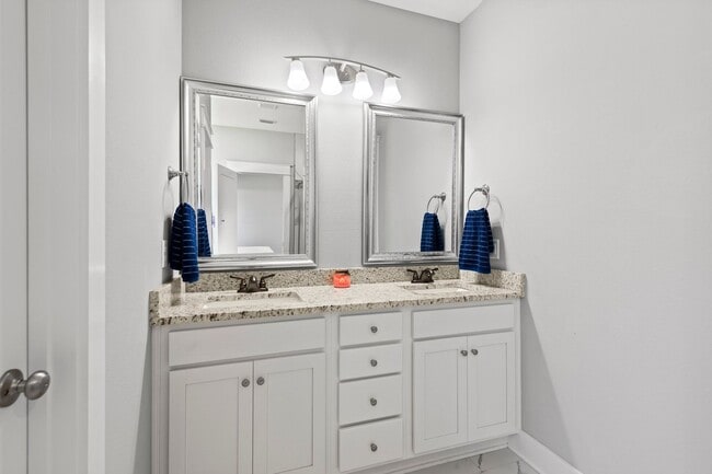Building Photo - Freeport/Niceville Beauty!