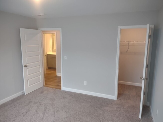 Building Photo - **$800.00 OFF THE FIRST FULL MONTHS RENT W...