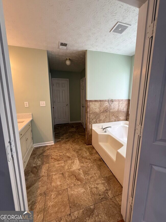 Building Photo - 755 Tara Bend