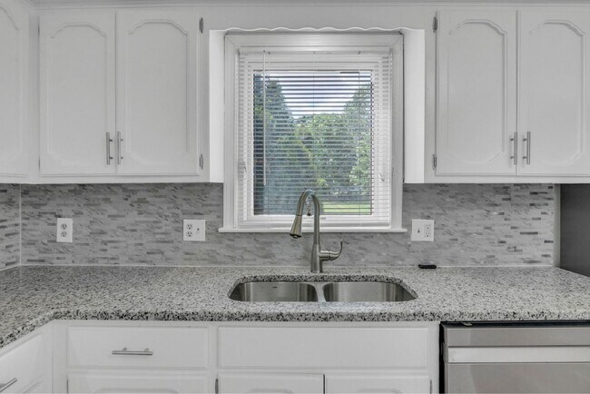 Building Photo - 405 S Montclaire Dr