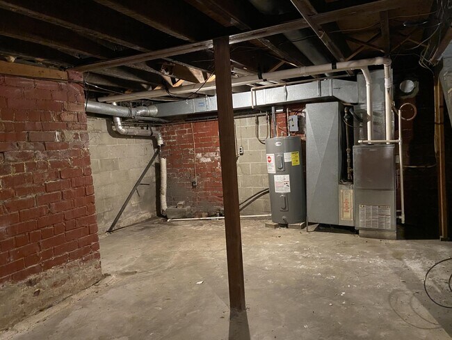 Building Photo - 527 N Walnut St