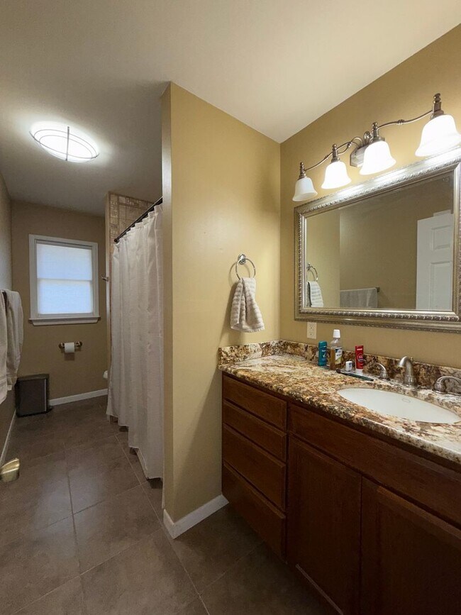 Building Photo - Spacious 3 Bedroom 2 Bath home AVAILABLE NOW!