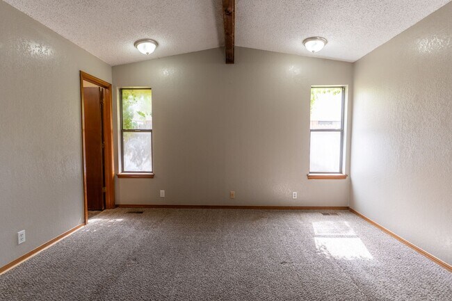 Building Photo - Cute Yukon Home