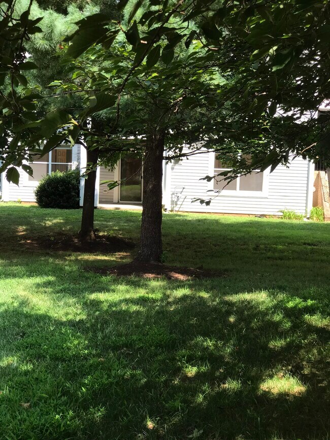 Building Photo - 10018 Vanderbilt Cir