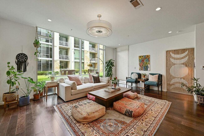 Building Photo - Prime Location, Luxurious Living!