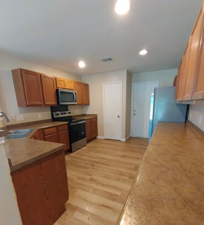 Building Photo - 2200 Weiss Ln