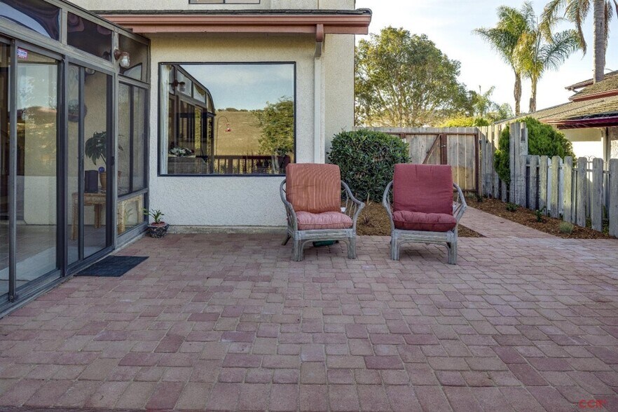 brick patio - 684 Shamrock Ln