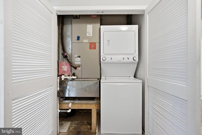 Building Photo - 27 Darien Way