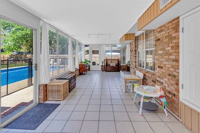 Building Photo - Bluewater Bay POOL Home!