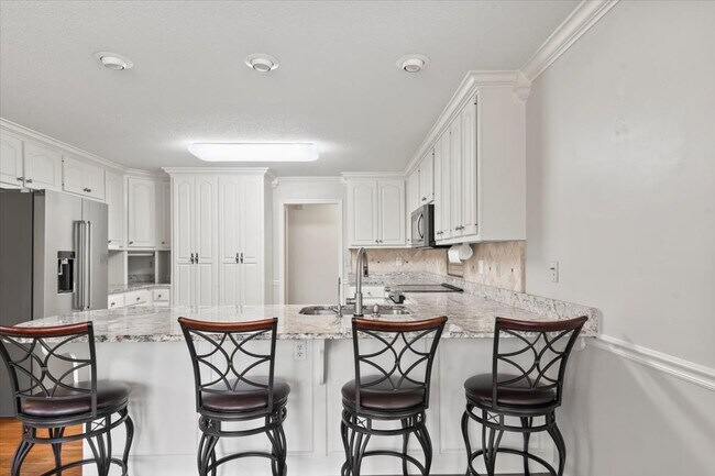 Building Photo - Stunning 3 bed 2.5 bath home in Cove Creek...