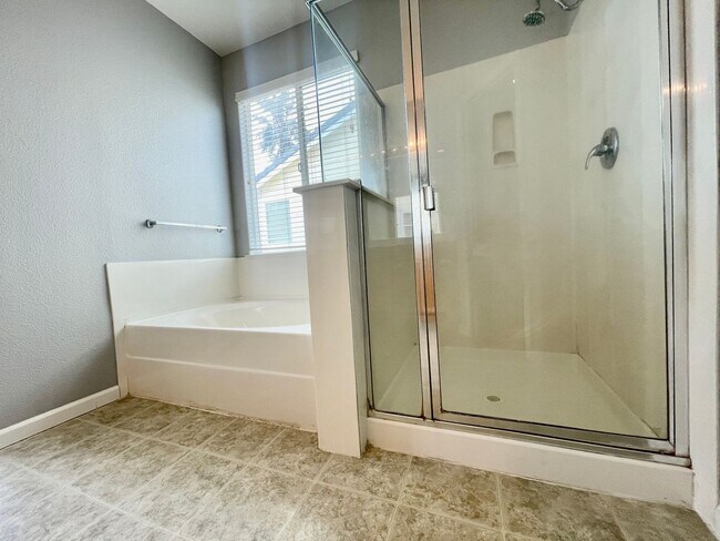 Building Photo - Turn Key 4 bedroom 2.5 bath in Brentwood!