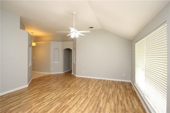 Building Photo - 613 Runners Ridge
