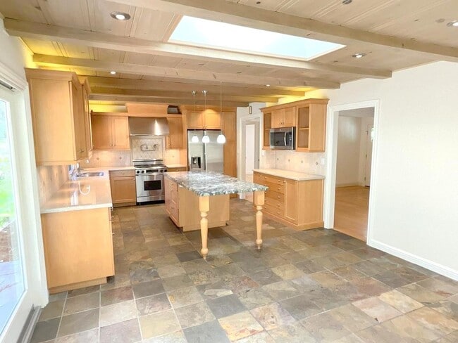 Building Photo - TOP LOCATION & TOP SCHOOLS ! Remodeled SAR...