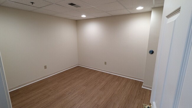 Building Photo - Easy New Berlin Living