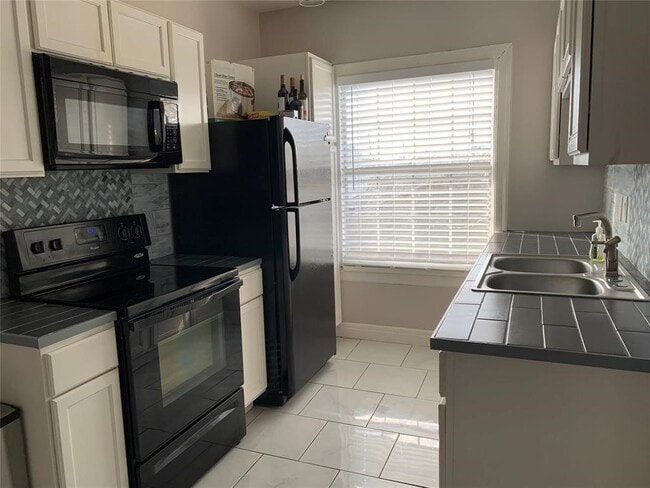 Building Photo - 1546 Lombardy St