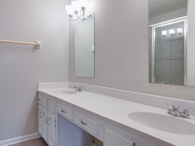Building Photo - Spacious 3 bedroom/2 bath home available for rent!