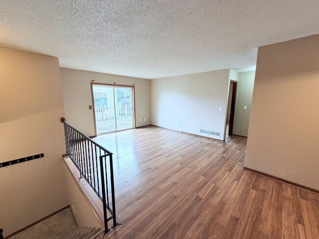 Building Photo - Versatile Oakdale Home Featuring 2 Kitchens, Sun Deck & Mother-in-Law Suite!