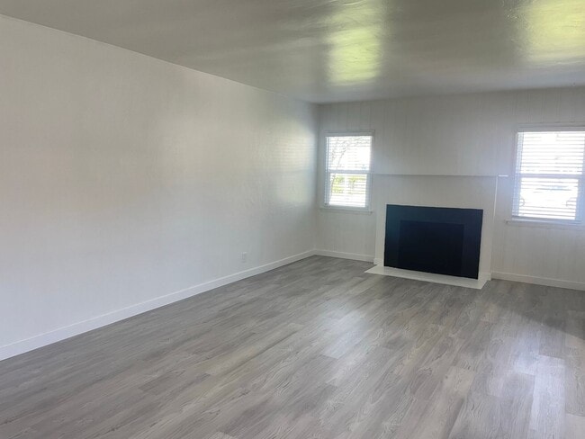 Building Photo - Location, Location, Location! Adorable Riverside Home Ready for Immediate Move In