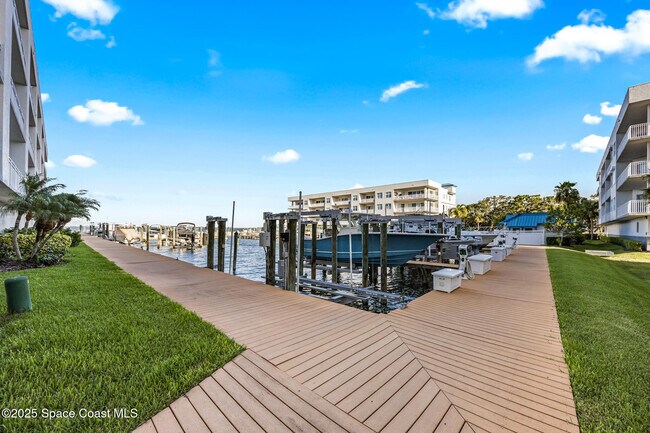 Building Photo - 540 S Banana River Dr
