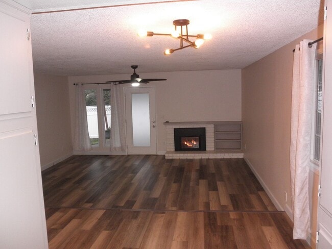 Building Photo - On cul de sac