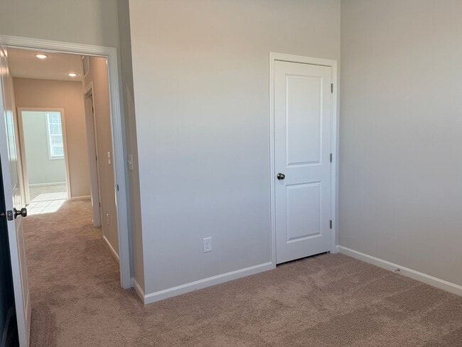 Building Photo - AMAZING Residence, Near Educational Facilities, With Wonderful Amenities!