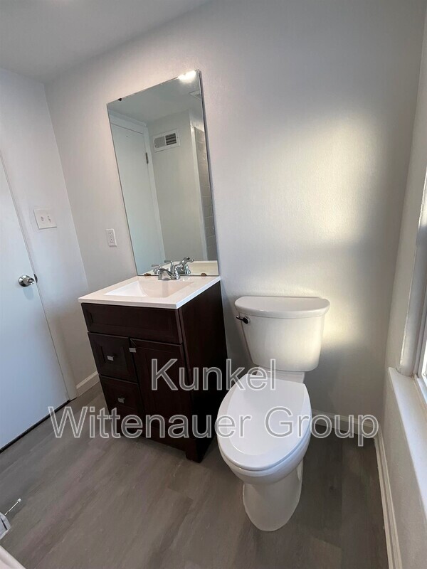 Building Photo - 132 N 82nd St