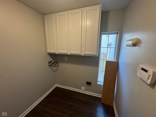 Building Photo - 7435 Sycamore Run Dr