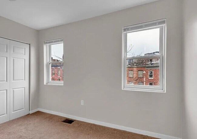 Building Photo - Beautifully Renovated Townhome in Mt. Vern...