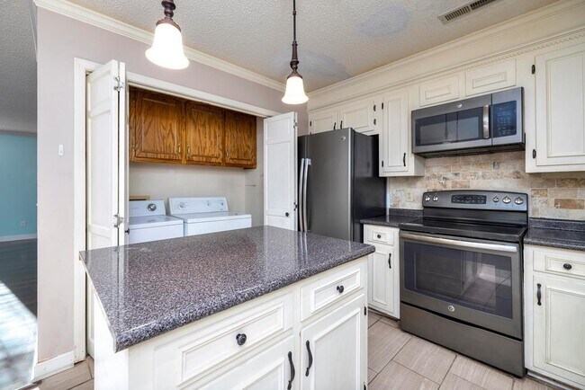 Building Photo - 921 Arnaud St